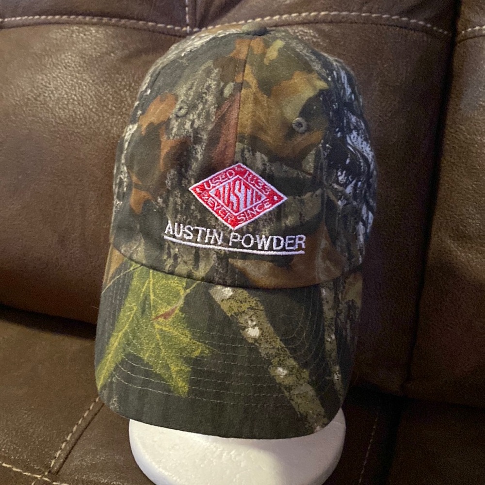 Predator baseball style hat in great condition like new